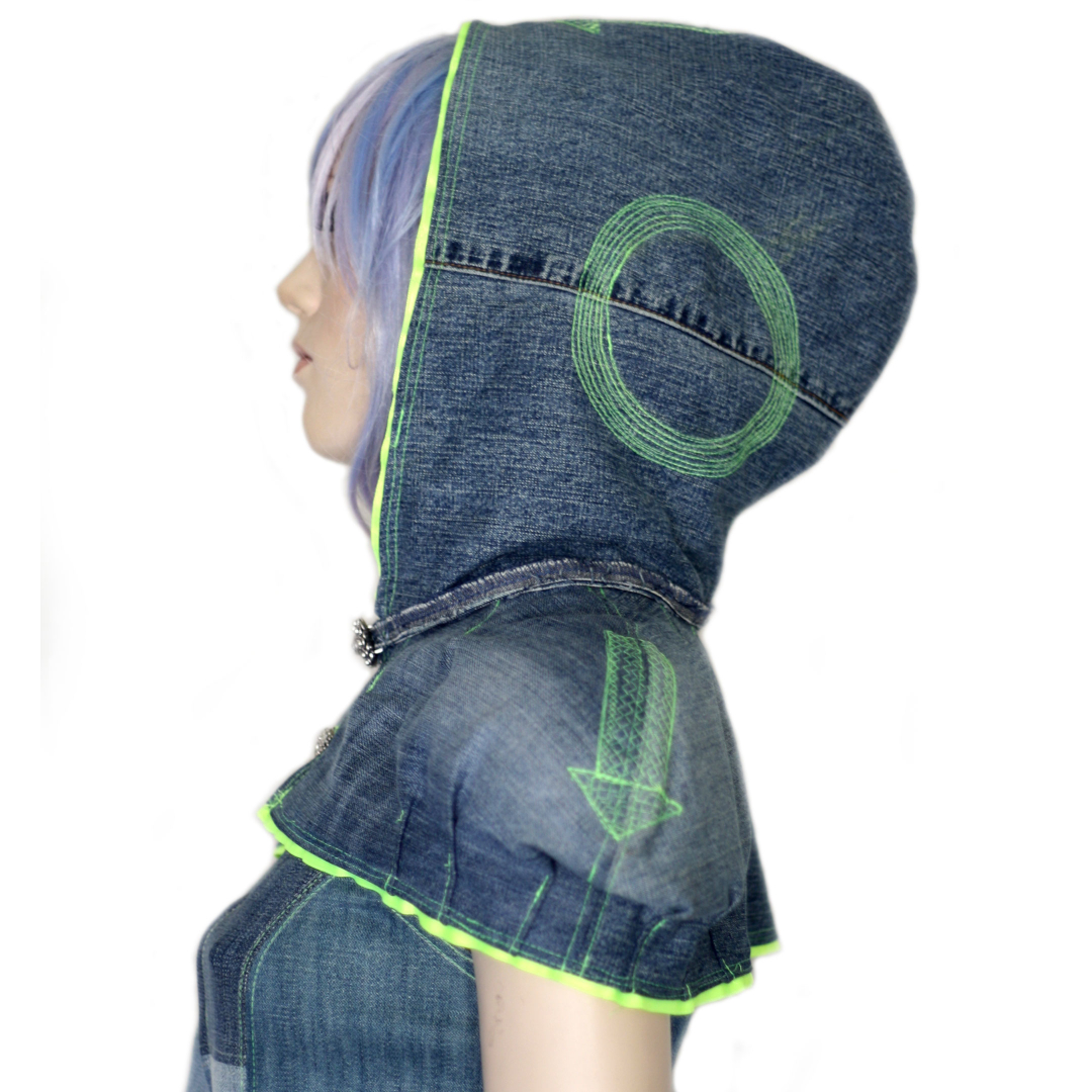 Denim cape met capuchon felgroen satijnen band en felgroene stiksels pijlen en cirkels